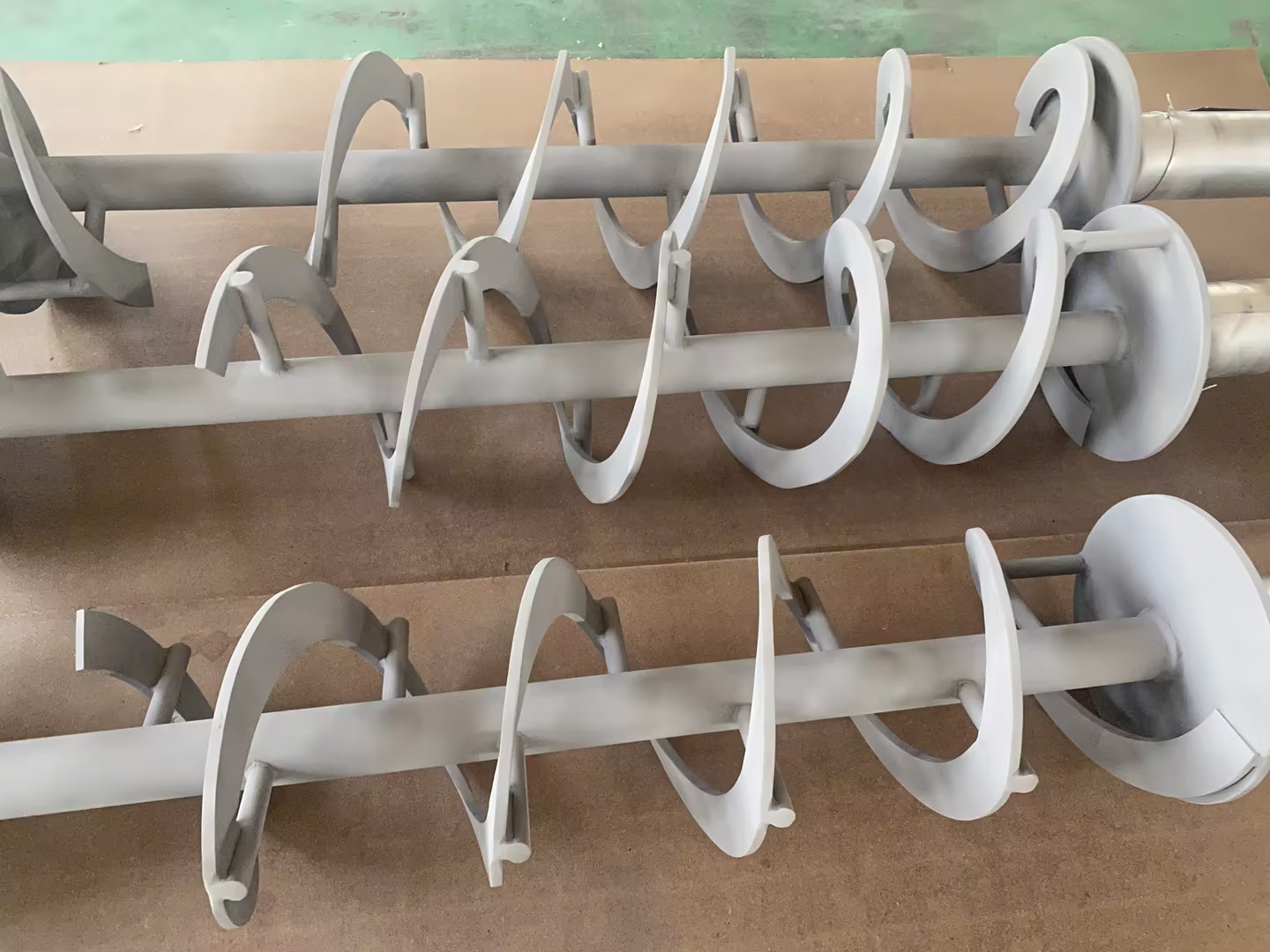 Spiral Shaft Custom Spray Tungsten Carbide Coating Using For Material Transfer