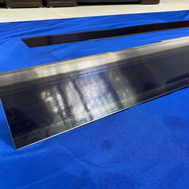 Alloy-coated scraping blade for paper-making drying cylinder