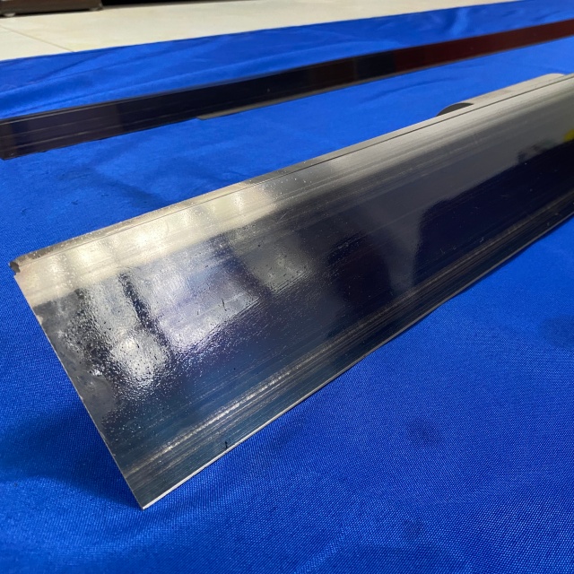 Alloy-coated scraping blade for paper-making drying cylinder
